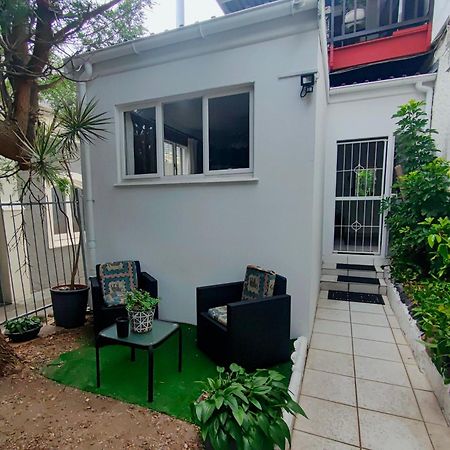 Swiss Cottage Guest House เคปทาวน์ ภายนอก รูปภาพ